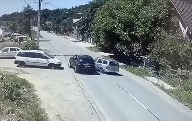 Au apărut imagini video cu accidentul provocat de un șofer de 18 ani care a depășit cu viteză nebună o mașină care vira la stânga, la Salva, în Bistrița-Năsăud
