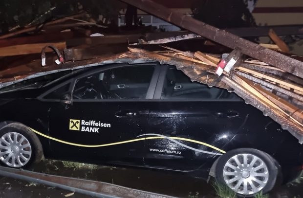 Efectele furtunii de vineri seară din vestul României: gospodării distruse, acoperișuri luate de vânt și copaci smulși din rădăcină