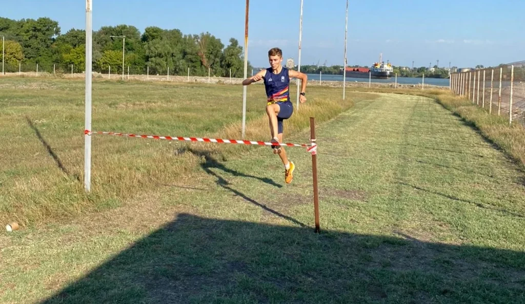Performanța unui atlet român de 17 ani: Alin Șavlovschi a crescut fără pistă și cu obstacole improvizate, acum a câștigat medalia de aur la Festivalul Olimpic al Tineretului European