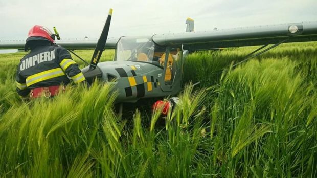 Un avion de mici dimensiuni a aterizat forțat pe aeroportul Tuzla. Două persoane, transportate la spital cu traumatisme