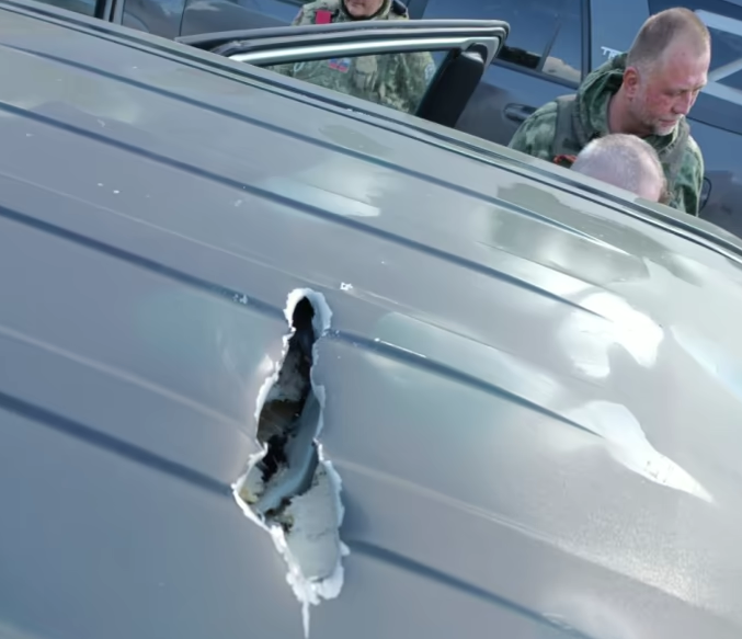 „Ciuruiți de gloanțe”. Mașina în care se afla un deputat rus, comandant de brigadă și fost premier al autointitulatei Republici Populare Donețk, a fost atacată în Ucraina