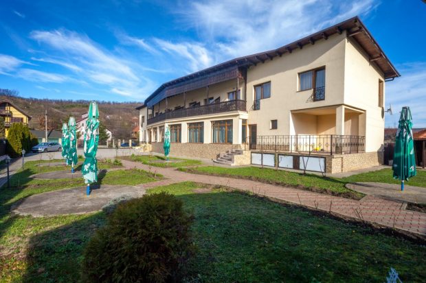 Cine este în spatele azilului groazei din Mureș: un angajat la penitenciar! Câți bani a câștigat din închirierea spațiilor în 2022