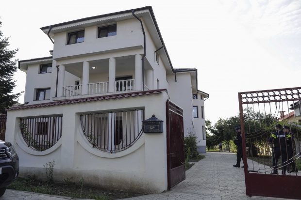24 de persoane au fost reținute, după perchezițiile la centrele de bătrâni, unde vârstnicii erau bătuți și lăsați cu răni până la os