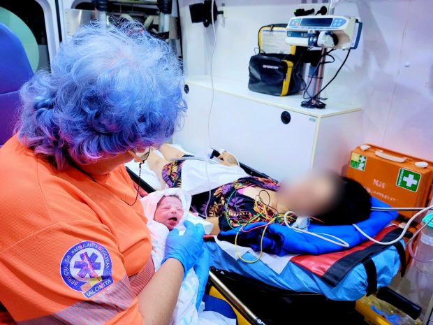 Ginecolog despre cazul femeii care a născut pe trotuar la Urziceni: „Trebuia să rămână în spital. Orice medic de gardă poate să asiste la naștere”