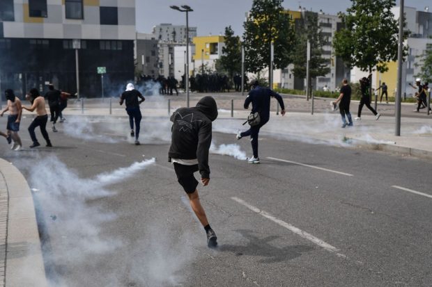 „Demonstrațiile sunt inutile, trebuie să spargem totul”. Cine sunt tinerii revoltați care au aprins Franța după moartea lui Nahel