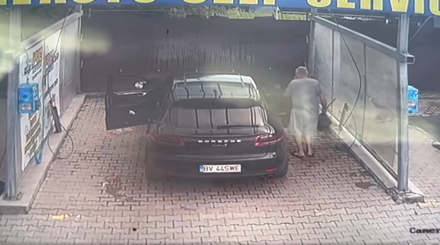 Furt viral: Șoferul unui bolid Porsche a plecat dintr-o spălătorie din Brașov cu o găleată și un mop. Ce explicație a oferit | VIDEO