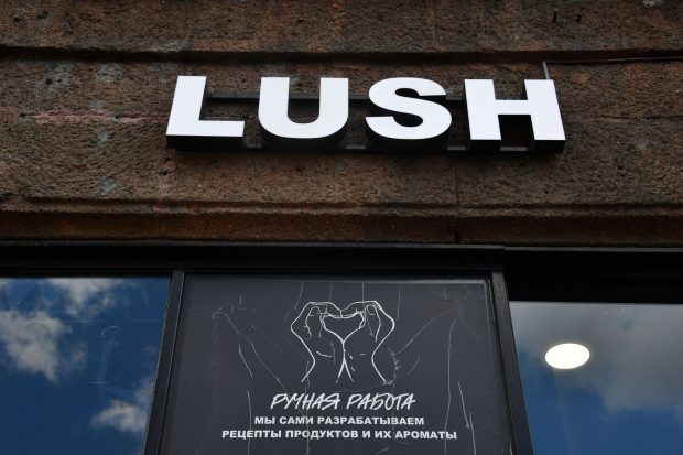 O companie de cosmetice a plătit bonusuri de 5 milioane de lire managerilor, după ce a primit ajutor guvernamental de 5,1 milioane de lire