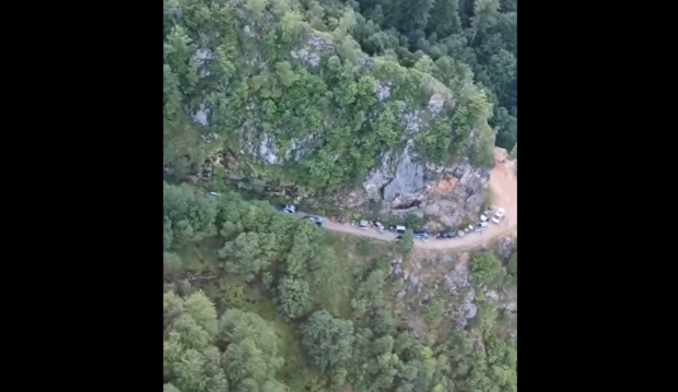 200 de oameni, aflați în 100 de mașini, au rămas blocați în Hunedoara, pe drumul Câmpul lui Neag – Herculane. Echipele de salvatori au ajuns la ei
