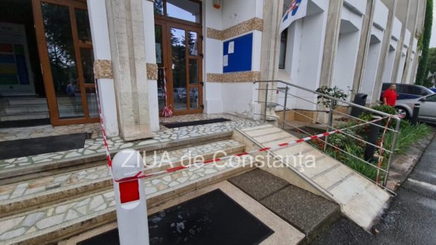 Proprietarul azilelor din Eforie Nord, de unde 37 de persoane au fost mutate în urma perchezițiilor, a amenințat că își dă foc fața Primăriei Constanța