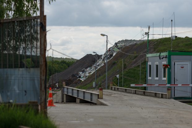 ALT PERICOL AL CANICULEI: Respirăm gunoi în România. Cum funcționează o groapă de deșeuri și transformările chimice în miros urât. Localitatea unde depozitul de gunoaie se extinde peste o pădure