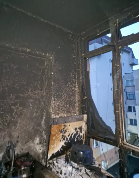 Incendiu într-un bloc din Craiova. 30 de persoane s-au autoevacuat, iar proprietarul apartamentului de la care a pornit focul a suferit atac de panică