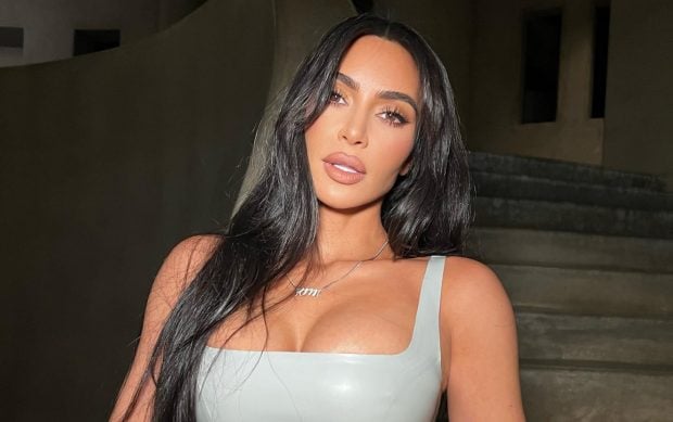 Kim Kardashian, fără machiaj și fără filtre. Cum a fost fotografiată vedeta când credea că nu o vede nimeni