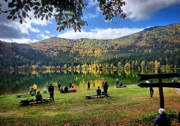 Accesul la Lacul Sfânta Ana, interzis cu „bagaje voluminoase”. De ce a fost luată această decizie