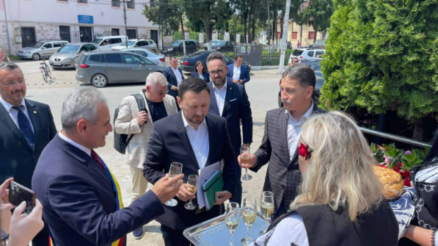 Ministrul mediului, primire festivă, cu pâine și vin, la Ighiu, comuna din Alba puternic afectată de inundații acum trei saptămâni