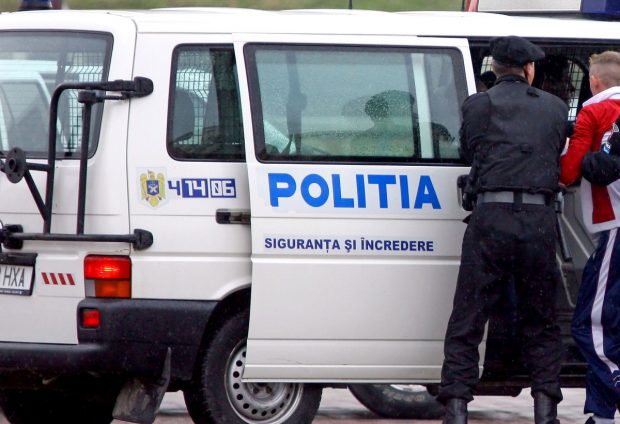 Mama copilului de un și 7 luni din Brașov, decedat din cauza bătăilor primite, și iubitul ei au fost arestați preventiv