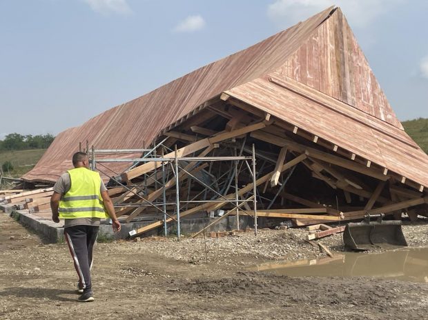 „Prăbușirea de la Podul Înalt”. Construcție turistică pe locul unde Ștefan cel Mare a câștigat bătălia cu turcii, pusă la pământ de vânt. Ce spun autoritățile