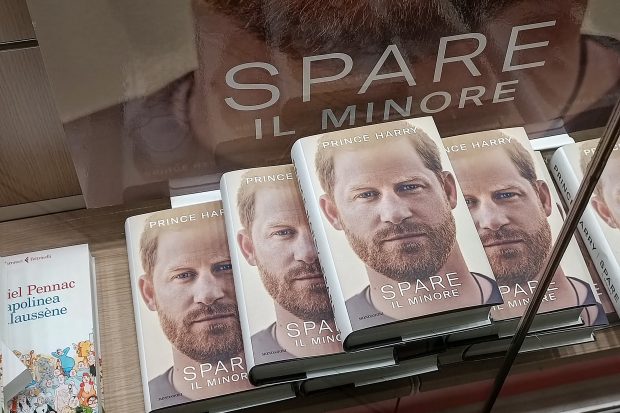 Autobiografia prințului Harry, „Spare”, „cea mai aruncată carte a verii”. Câte exemplare au abandonat turiștii până acum