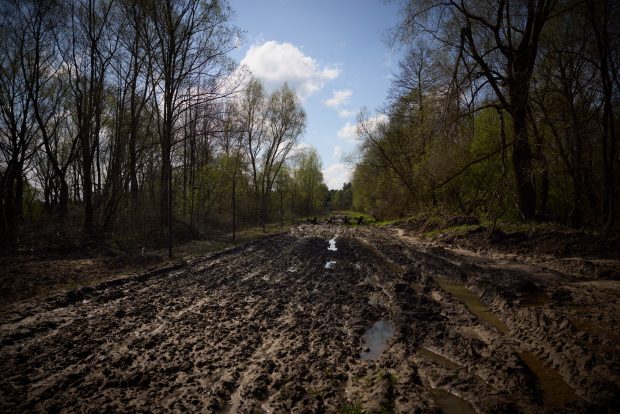 „Nu avem prieteni de partea cealaltă.” Ucraina a minat granița cu Belarus și a săpat mai mulți kilometri de tranșee și șanțuri antitanc