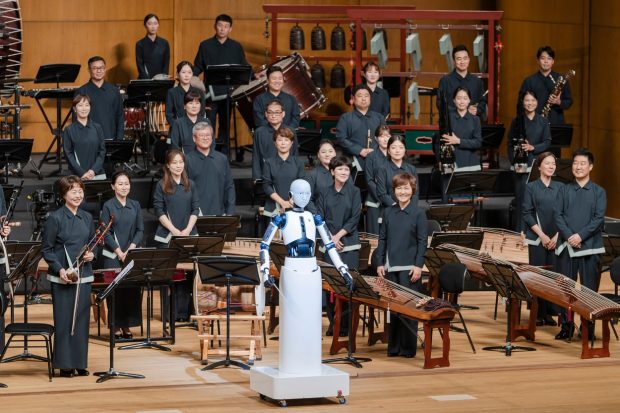 Un robot android a dirijat în premieră orchestra națională din Coreea de Sud