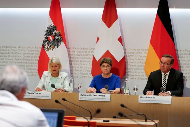 Austria și Elveția, țări neutre militar, își exprimă dorința de a intra în sistemul european de apărare aeriană