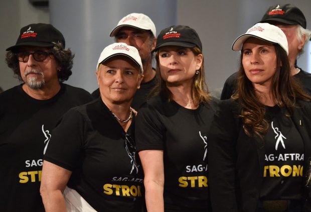 Cea mai mare grevă din ultimii 60 de ani la Hollywood. Actorii se alătură protestului scenariștilor: „Suntem victime ale unei entități foarte lacome”