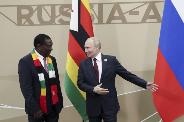 Liderul din Zimbabwe a primit un elicopter prezidențial cadou din partea lui Vladimir Putin. „Victimele sancțiunilor trebuie să coopereze”