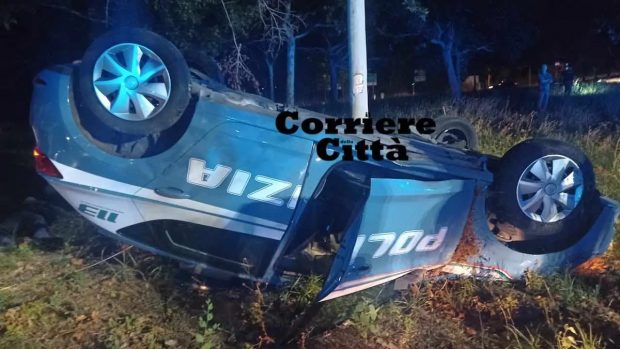 Mașină de poliție răsturnată când urmărea un Saab înmatriculat în România, pe străzile Romei. Un polițist e în stare gravă