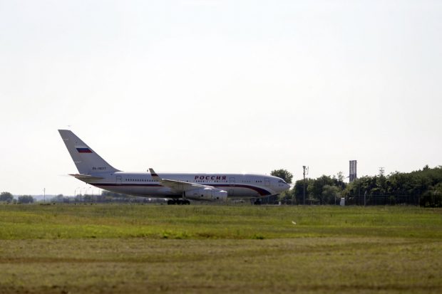 Avionul trimis de Rusia să repatrieze diplomații refuzați de MAE a plecat cu o întârziere de 6 ore de pe Otopeni. Care a fost motivul