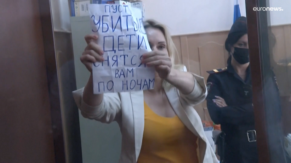 EXCLUSIV. Interviu cu Marina Ovsiannikova, jurnalista care a protestat în direct la televiziunea de casă a Kremlinului: „Mama și fiul meu nu vorbesc cu mine. Este amarnic și dureros”