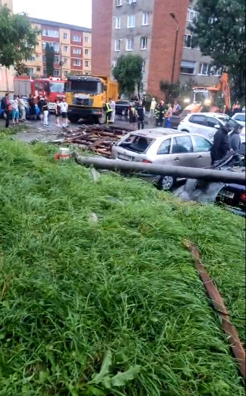 Furtuna și ploile torențiale au făcut ravagii în Caraș-Severin. La Reșița, vântul a smuls acoperișul unui bloc