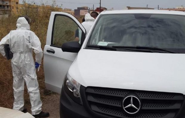 Două cadavre descompuse de căldură, găsite pe un câmp, în Mallorca. Unul era așezat pe o canapea murdară, altul pe un scaun de lemn