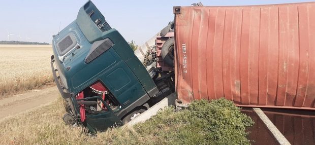 Un TIR încărcat cu ulei alimentar s-a răsturnat pe DN 2A. Traficul se desfășoară pe un fir, alternativ