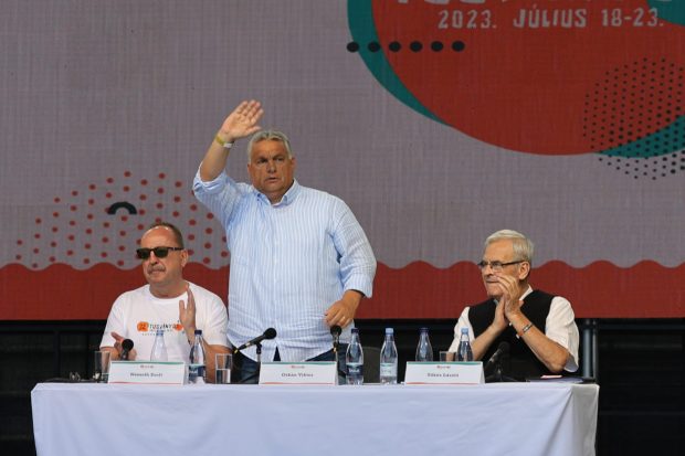 Viktor Orban, discurs la Tabăra de vară de la Tușnad: „MAE român mi-a cerut să nu vorbesc despre aceste teme”. „Europa e ca un campion de box în vârstă”. Câteva zeci de naționaliști români au fost opriți de jandarmi la intrare