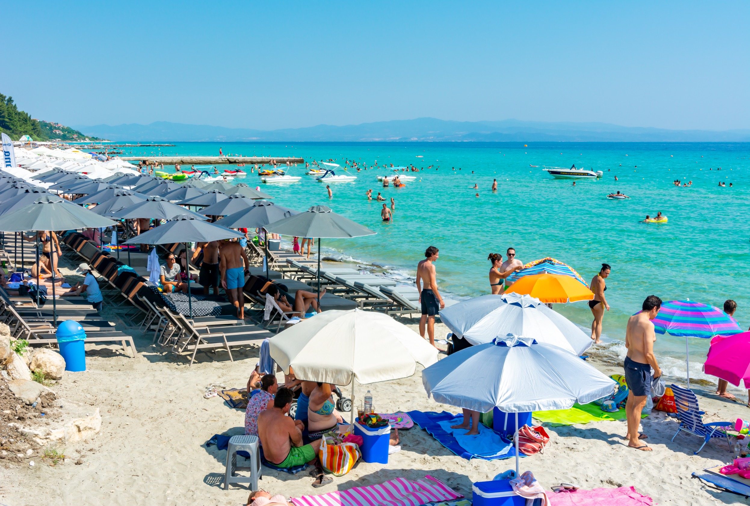 Φεύγοντας από ένα σούπερ μάρκετ στην Ελλάδα, μια Ρουμάνα από την Κραϊόβα ήταν μπερδεμένη κοιτάζοντας τα ρούχα της