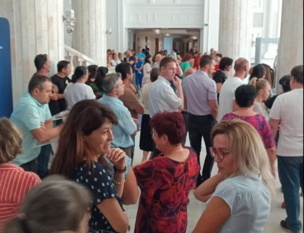 Protest spontan la Ministerul Finanțelor, angajații sunt nemulțumiți că vor pierde tichete și sporuri