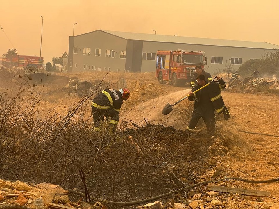 Ρουμάνοι πυροσβέστες έστειλαν πίσω στην Ελλάδα.  Εικόνες από την πρώτη τους αποστολή μέχρι μια απειλητική πυρκαγιά