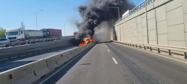 O dubă a luat foc pe Pasajul Domnești. Traficul în zonă a fost restricționat