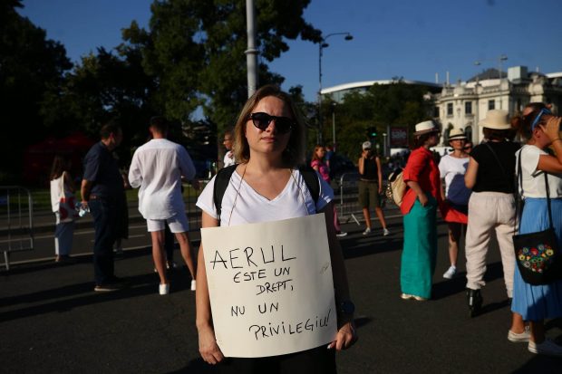 „Sistemul nu ne poate anestezia pe toți”. Protest în Piața Victoriei pentru Alexandra Ivanov, gravida care a murit la Spitalul Botoșani