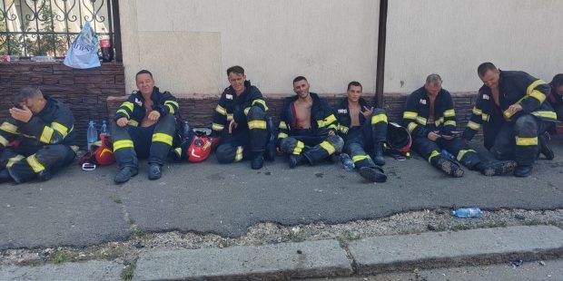 Imaginea devenită virală cu pompierii din Călăraşi, după o intervenţie de 9 ore: „O sticlă cu apă la timpul ei înseamnă mai mult pentru un pompier care tocmai a dat piept cu vâlvătaia”