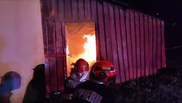Incendiu la o școală din județul Galați. 30 de pompieri s-au luptat cu flăcările