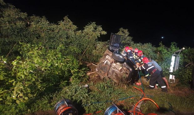 Doi tineri frați au murit pe loc în mașina strivită de un copac, la câțiva kilometri de casă, pe o șosea din Neamț