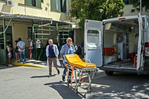 Nu vă îmbolnăviți în Grecia! Mai multe persoane și-au pierdut viața așteptând ore întregi ambulanța