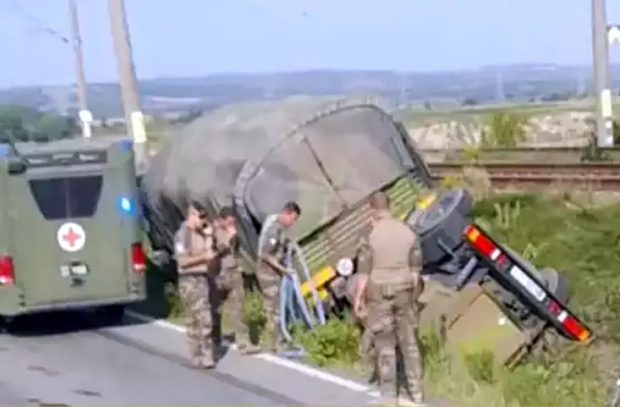 Autovehicul militar NATO, răsturnat în șanț lângă Onești. Nu au fost victime