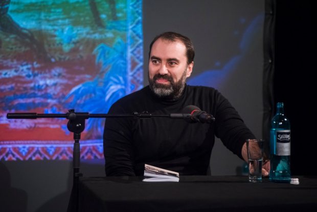 Un important scriitor român al momentului apără libertatea artistului de a crea lumi „în care te invit, dar nu-ți garantez nicio secundă că-ți va fi bine acolo”
