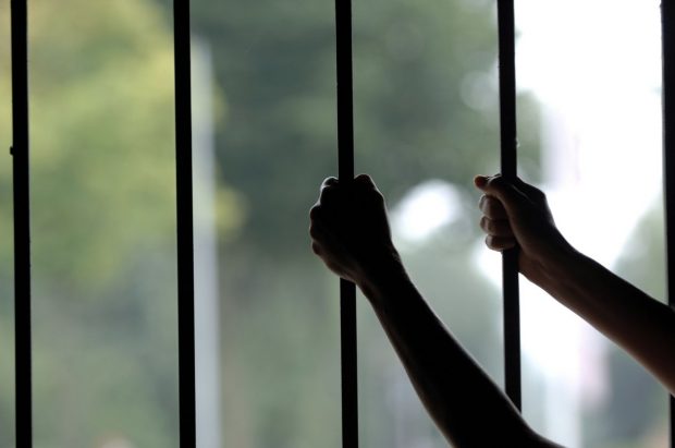 Mama din Botoșani care și-a aruncat de la etaj cei doi copii, arestată. Concluzia examenului psihologic: avea discernământ când a comis fapta