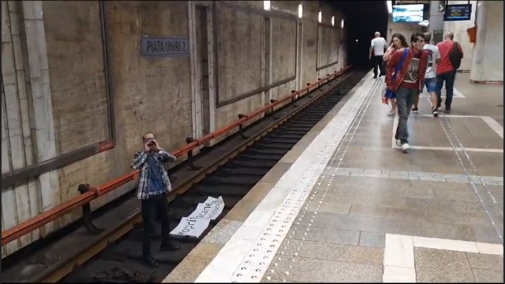 Incident la metrou. Un călător s-a legat cu cătuşe de şine la staţia Piaţa Unirii 2