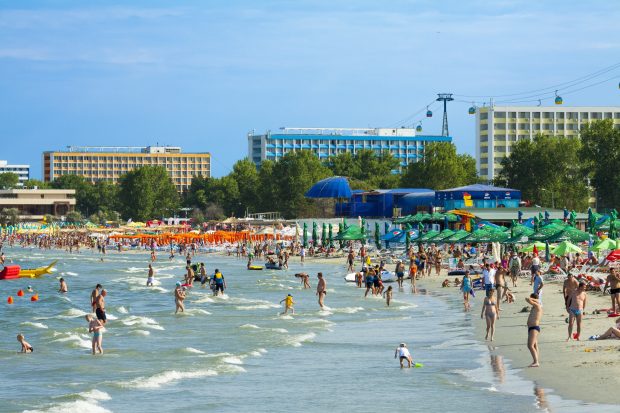 Ce semnificație au culorile steagurilor arborate pe plajă de salvamari