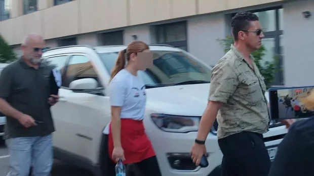 Suspecta crimei din Mangalia a mințit taximetristul că are geamantanul plin cu cărți. Procurorii spun că fata de 18 ani nu a avut complici