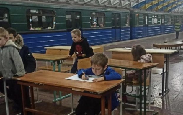 Autoritățile din Harkov au amenajat săli de clasă în stațiile de metrou pentru a proteja elevii de rachete