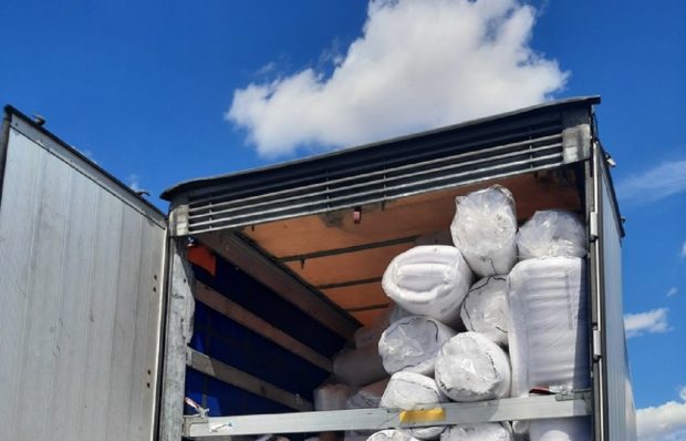 Un șofer a sunat la Poliție și a spus că au vâzut mâini ieșite prin prelata TIR-ului condus de un camionagiu român, în Germania